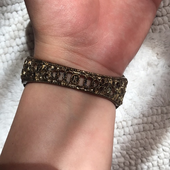 Lovely amber clap on bracelet - Picture 3 of 3